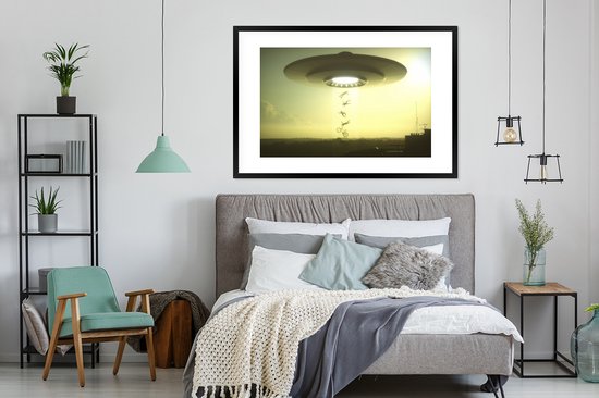 Cadre photo - Une illustration d'un OVNI qui kidnappe des personnes Cadre photo noir avec passe-partout blanc xxl 120x80 cm - Affiche sous cadre (Décoration murale salon / chambre)
