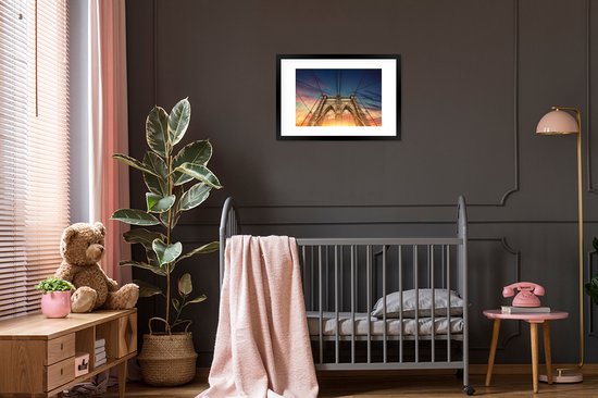 Photo en cadre - Le Bridge de Brooklyn avec un ciel coloré en Amérique cadre photo noir avec passe-partout blanc 60x40 cm - Affiche sous cadre (Décoration murale salon / chambre)