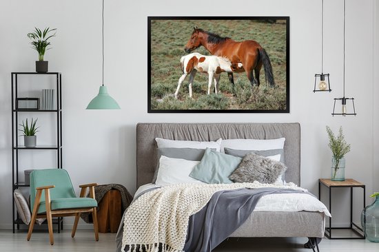 Cheval qui s'occupe de son poulain cadre photo noir sans passe partout