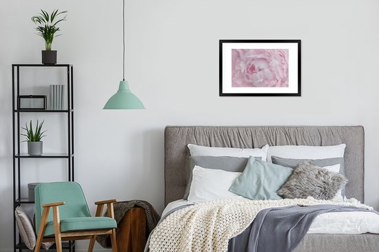 Photo en cadre - Gros plan et vue de dessus d'un cadre photo pivoine rose noir avec passe-partout blanc 60x40 cm - Affiche sous cadre (Décoration murale salon / chambre)