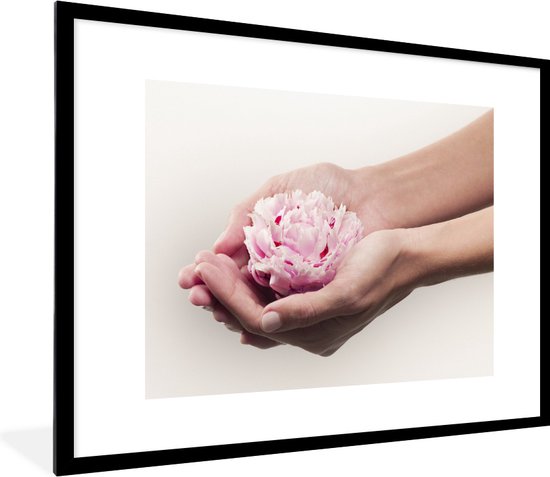 Photo encadrée - Mains tenant un cadre photo pivoine rose noir avec passe-partout blanc 80x60 cm - Affiche encadrée (Décoration murale salon / chambre)
