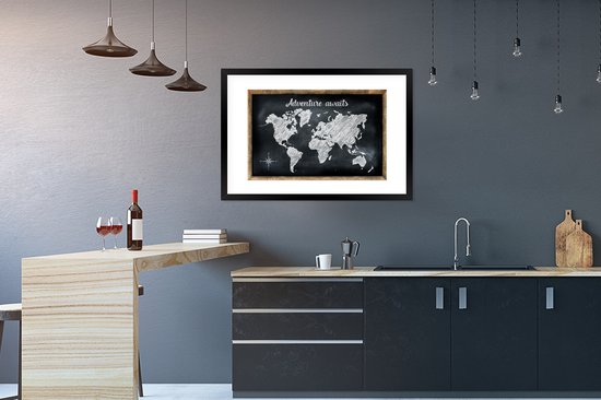 Carte du monde Witte avec des rayures sur un tableau noir et la citation Aventure vous attend 90x60 cm
