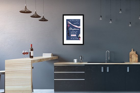 Illustration d'une pin-up avec un vêtement à la main