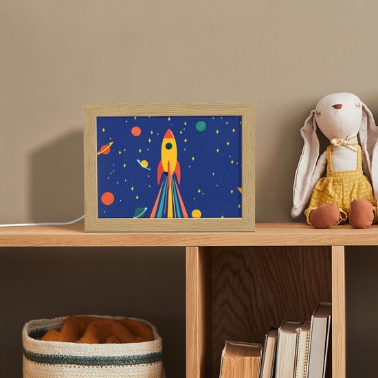 Nachtlampje 20x15 cm - Kinder lamp - Kleurrijk - Raket - Ruimte - Tafellamp kinderkamer - Slaapkamer lamp - Bedlamp kinderen - Kinderlampje stopcontact - Wandlamp babykamer - Nachtlampjes van Merkloos — afbeelding 3