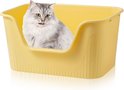 Een zachtgele kattenbak met een hoge opening. Een schattige zilverkleurige kat met een likkende tong zit in de bak.
