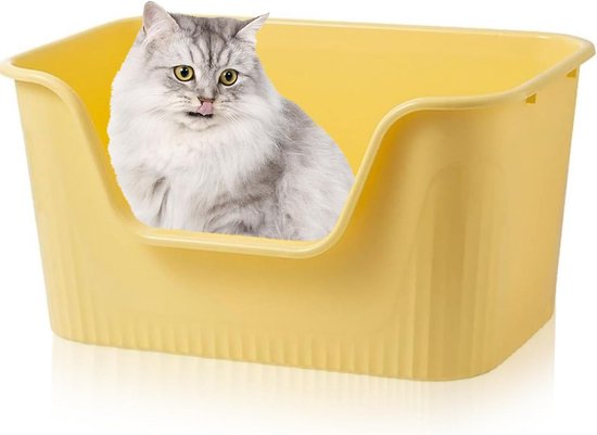 Een zachtgele kattenbak met een hoge opening. Een schattige zilverkleurige kat met een likkende tong zit in de bak.