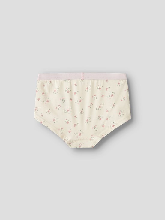 Lichtgekleurde hipster met een all-over print van kleine roze bloemetjes en groene blaadjes. Afgewerkt met een paarse elastische band.