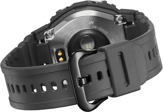 Achterkant van een zwart G-Shock horloge met metalen deksel. 'DW-H5600' en '20BAR' gegraveerd. Zwarte gesp.