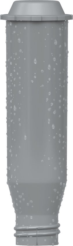 Grijs koffiefilter met waterdruppels, geïsoleerd op een zwarte achtergrond.
