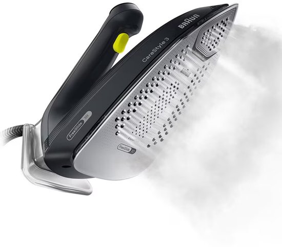Zwart Braun CareStyle 3 strijkijzer met gele knop, geeft stoom af. 'FreeGlide 3D' en 'Braun' logo's zichtbaar.