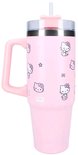 Roze beker met handvat en rietje. Meerdere Hello Kitty prints over de gehele beker. Tekst "Sanrio Hello Kitty" is zichtbaar.