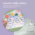 Close-up van een lichtpaarse karaokespeaker met discobal. Een hand toont een sticker vel met letters en vormen. De naam 'Emma' is op de speaker geplakt.