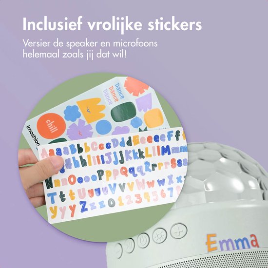 Close-up van een lichtpaarse karaokespeaker met discobal. Een hand toont een sticker vel met letters en vormen. De naam 'Emma' is op de speaker geplakt.