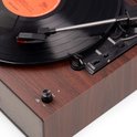 Close-up van een retro platenspeler. Een vinylplaat met oranje label en de toonarm zijn zichtbaar.