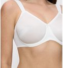 Soutien-gorge minimiseur blanc cassé avec un tissu à motifs sur les bonnets, porté par un mannequin.