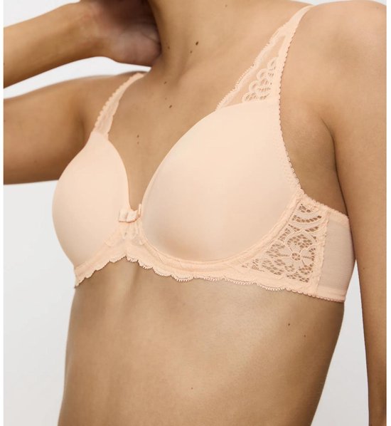 Nude beha met voorgevormde cups, kantaccenten op de cups en zijkanten.