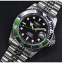 Herenhorloge met zwarte wijzerplaat, groene lunette en zilverkleurige band.