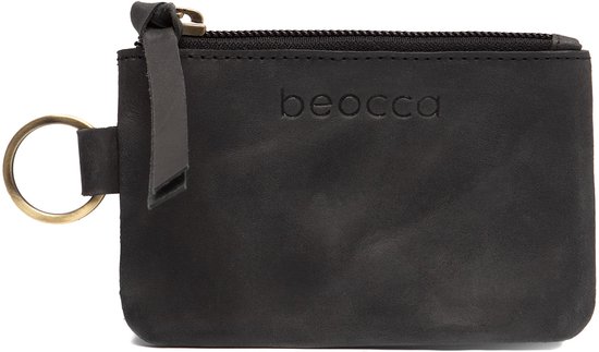 Zwart leren etui met rits, sleutelring en logo "beocca".