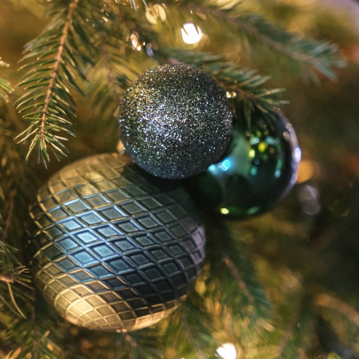 Decoris kunststof kerstballen mix dennengroen 100 stuks