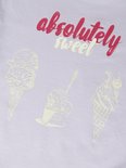 Detail van lichtpaarse meisjes T-shirt met opdruk van ijshoorntjes en tekst 'absolutely sweet'.