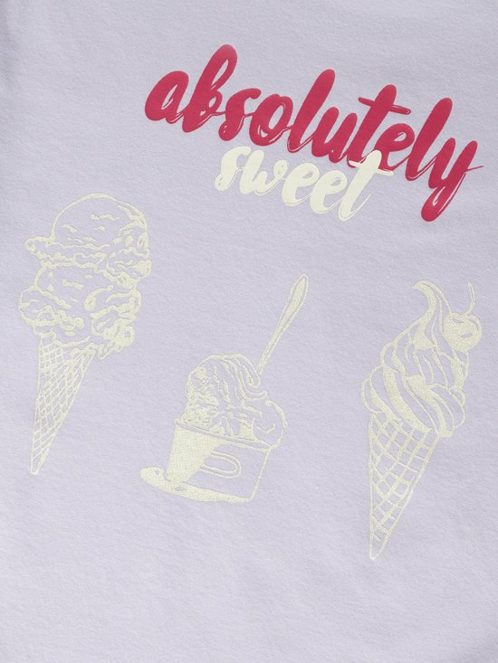 Detail van lichtpaarse meisjes T-shirt met opdruk van ijshoorntjes en tekst 'absolutely sweet'.