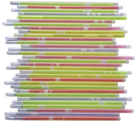 Grande pile de bâtons lumineux multicolores.