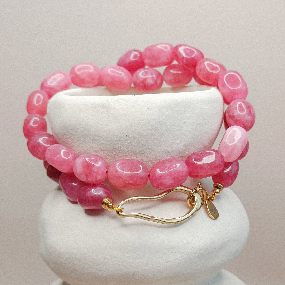 Ava & Imber | Ovalis Ketting Aardbeienkwarts | Felroze Kralenketting Grote Kralen | Organisch Gevormde Kralen Roze Ketting | 18k PVD Gecoat Stainless Steel