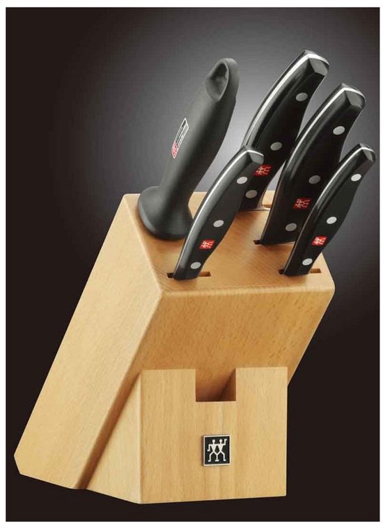 Houten messenblok met vijf zwarte handvatmessen en rode logo's, tegen een donkere achtergrond.
