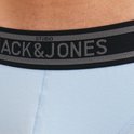 Lichtblauwe boxershorts met een zwarte tailleband met "STUDIO JACK & JONES" erop.