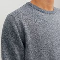 Close-up van een man die een donkergrijs gemêleerde trui met ronde hals draagt.