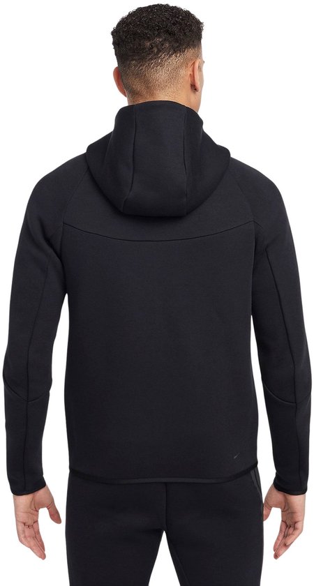 Zwarte Nike Tech Fleece hoodie met rits, gedragen door een man.