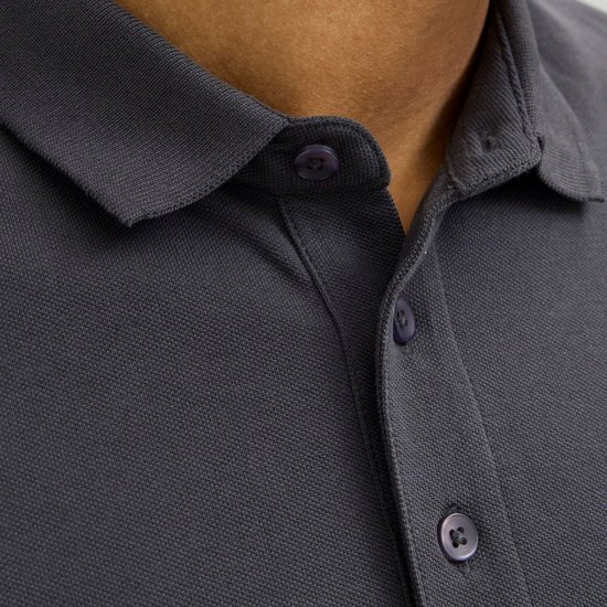 Close-up van de knopen en kraag van een donkergrijs poloshirt.