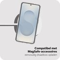 Transparante telefoonhoes met magnetische ring op draadloze oplader.