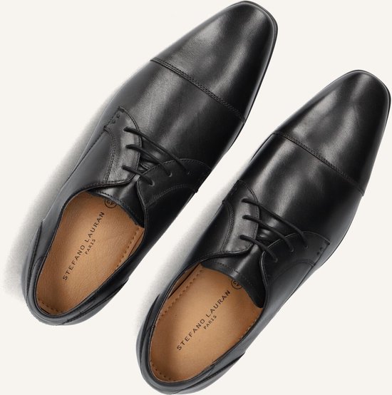 Bovenafbeelding van twee zwarte leren nette schoenen met bruin lederen binnenzool met logo.