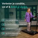 Vrouw in paarse blazer staat op de loopband. "Verbeter je conditie, val af & bereik je doelen."