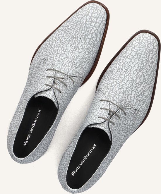 Bovenaanzicht van twee lichtgrijze, lakleren veterschoenen met textuur en Floris van Bommel logo op binnenzool.