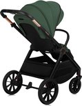 Groene kinderwagen met zwart frame en koperkleurige handgreep.