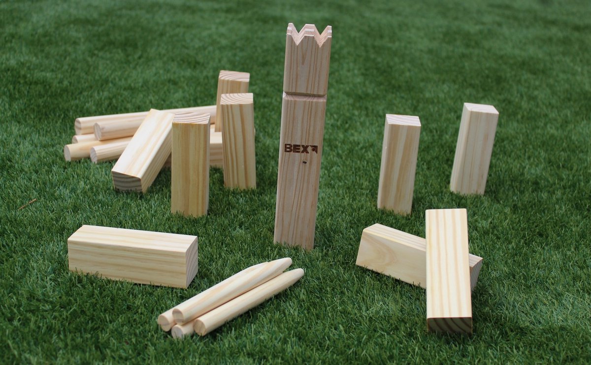 Bex Kubb Basic – Zweeds Vikingschaak – Toegankelijk Buitenspel – FSC Grenenhout – Koning Met Houtkleurige Kroon – Vanaf 8 Jaar – Inclusief Opbergnet Met Trekkoord — afbeelding 2