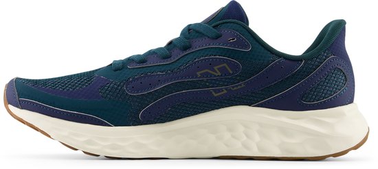 Donkerblauwe New Balance sportschoen met groene accenten en een crèmekleurige zool.