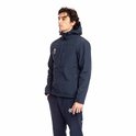 Man in marineblauwe softshell jas met capuchon en Osaka-logo op linkerborst.