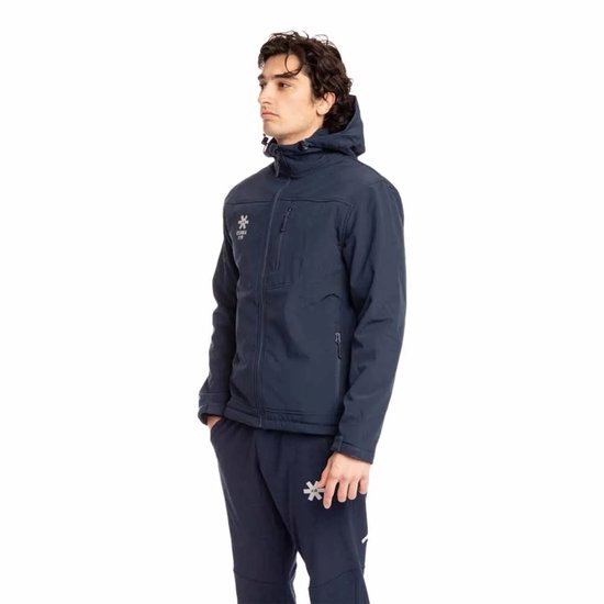 Man in marineblauwe softshell jas met capuchon en Osaka-logo op linkerborst.