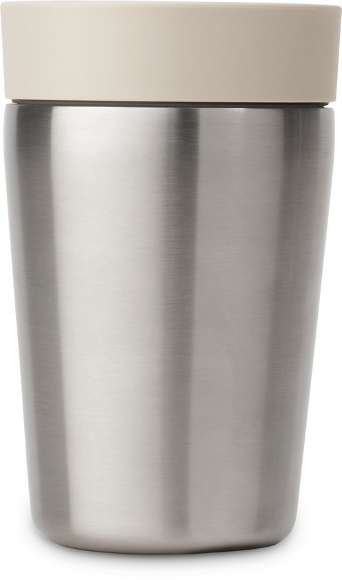 Close-up van een zilverkleurige, geborstelde thermosbeker met een zandkleurige rand.