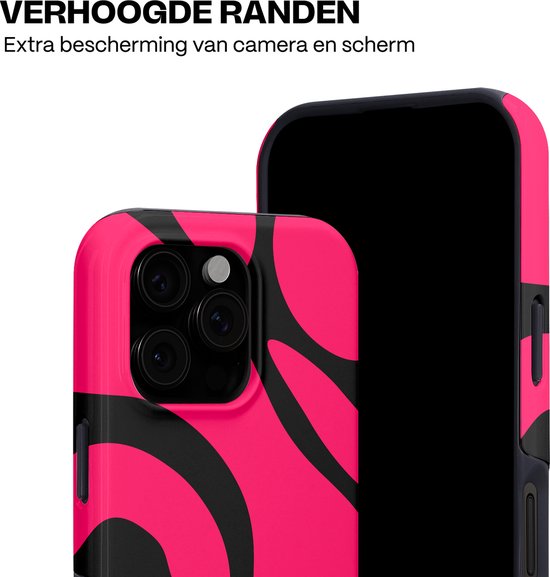 Gedetailleerde opname van de verhoogde rand van een iPhone 14 Pro hoesje met zwart-roze Mamba-golfpatroon.