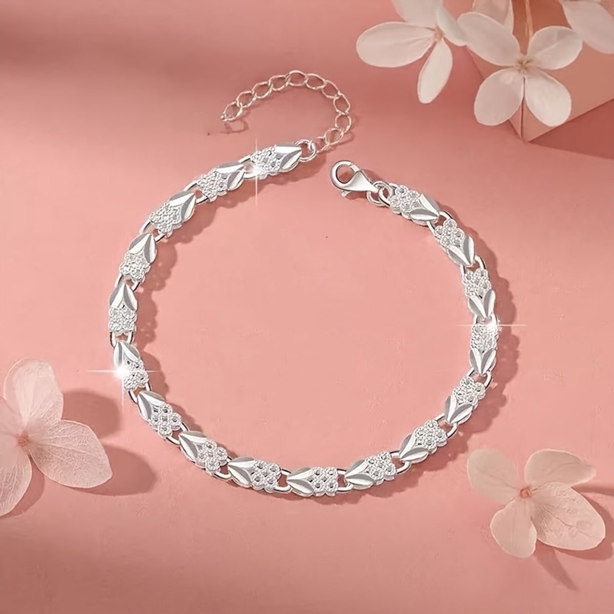 Sjika - Armband – Cadeau voor Haar - Zilveren Dames Armband – Kristallen Bladschakels – Elegant & Tijdloos – Verstelbare Sluiting - Cadeau voor haar