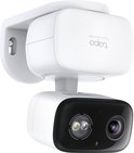 Witte Tapo beveiligingscamera voor buitenmontage. Zwart camerahuis met lens en spotlight.
