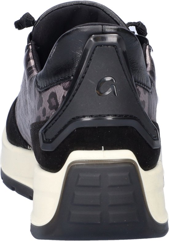 Achterkant van een zwarte sneaker met luipaardprint op de zijkanten en een dikke witte zool.