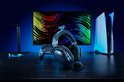 Zwarte Razer BlackShark V3 Pro gaming headset op een bureau, met een PlayStation 5, controller en monitor.