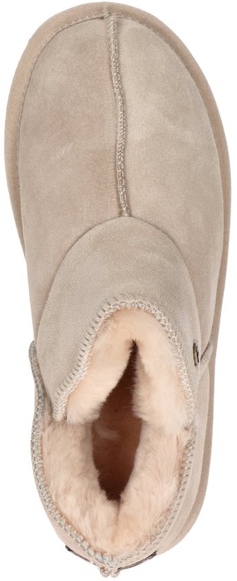Bovenkant van een beige suède pantoffel met beige teddy voering.