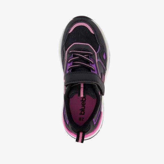 Bovenkant van zwarte sneaker met roze en paarse details en roze merknaam.