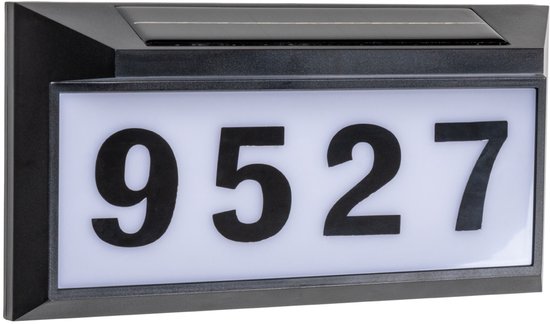 Zwart huisnummerbord met verlichte cijfers 9527 en zonnepaneel.